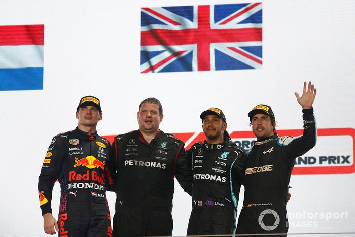 Podio: segundo lugar Max Verstappen, Red Bull Racing, ganador Lewis Hamilton, Mercedes, tercer lugar Fernando Alonso, Alpine F1