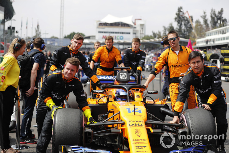 Fernando Alonso, McLaren MCL33, arrives on the grid