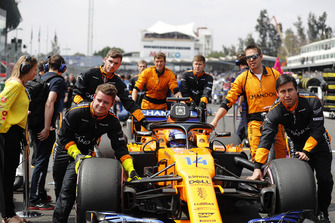 Fernando Alonso, McLaren MCL33, arrives on the grid