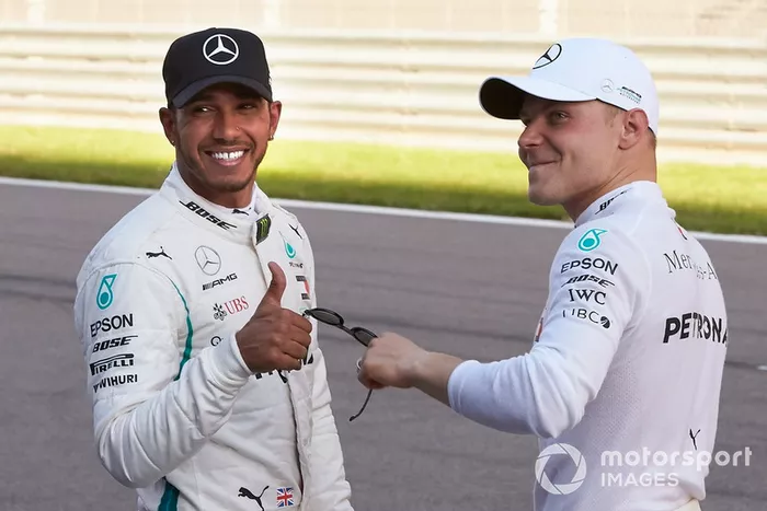 Lewis Hamilton, Mercedes AMG F1, felicita al ganador de la pole Valtteri Bottas, Mercedes AMG F1