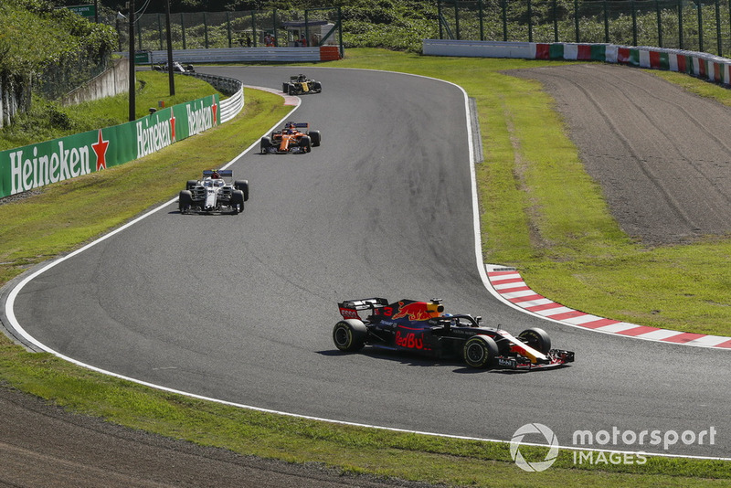 Daniel Ricciardo, Red Bull Racing RB14 leads Charles Leclerc, Sauber C37