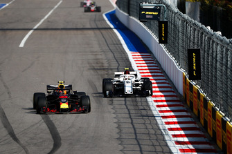 Max Verstappen, Red Bull Racing RB14, precede Charles Leclerc, Sauber C37