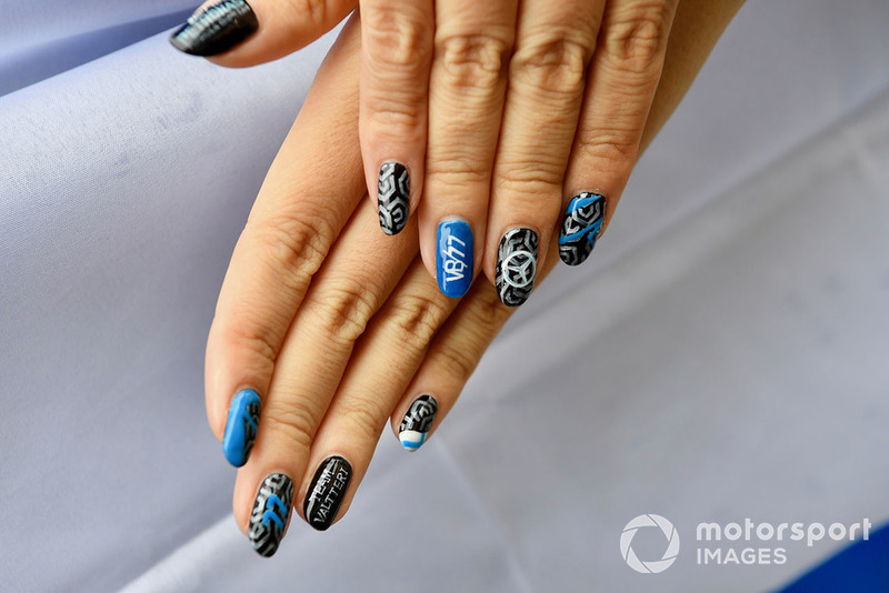 Fan con uñas pintadas