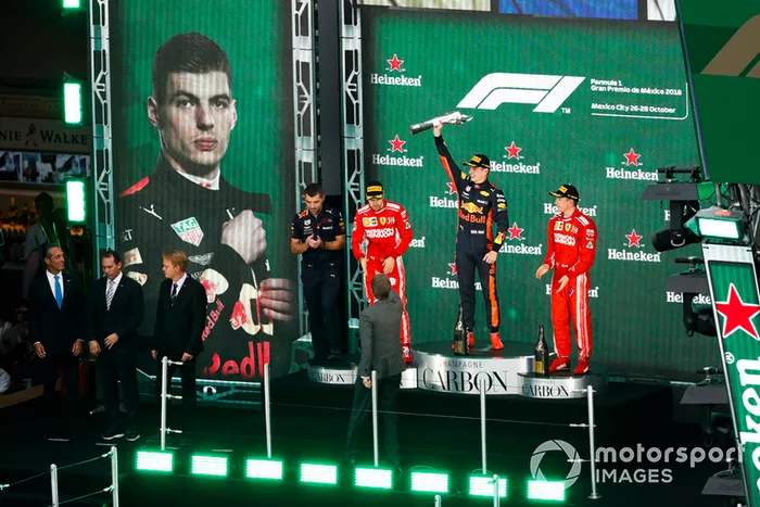 Podio: segundo lugar Sebastian Vettel, Ferrari, ganador de la carrera Max Verstappen, Red Bull Racing, y tercer lugar Kimi Raikkonen, Ferrari