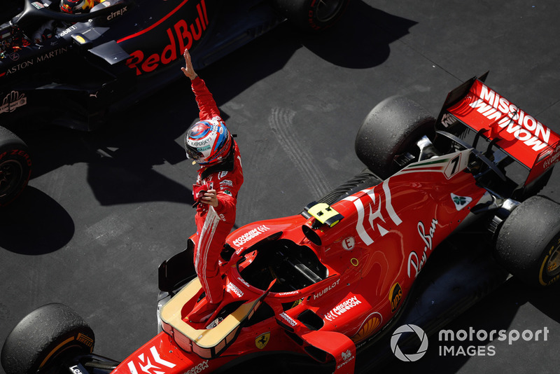 Kimi Raikkonen, Ferrari SF71H, festeggia nel parco chiuso dopo la vittoria