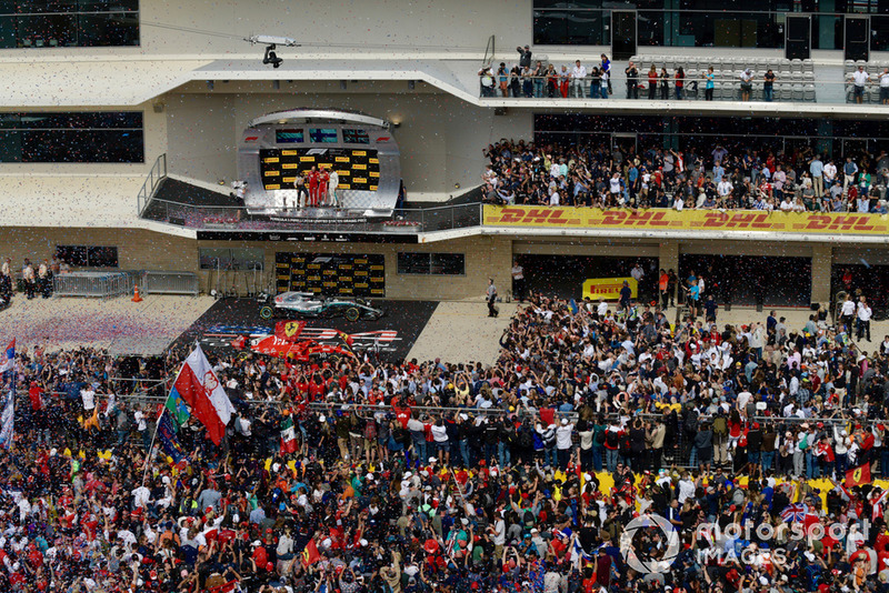 Карло Санті, гоночний інженер Ferrari, Макс Ферстаппен, Red Bull Racing, Кімі Райкконен, Ferrari, та Льюіс Хемілтон, Mercedes AMG F1 святкують на подіумі