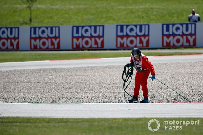 Un oficial de pista se ocupa de una bobina de cable