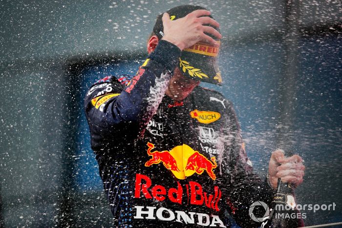 Podio: ganador de la carrera Max Verstappen