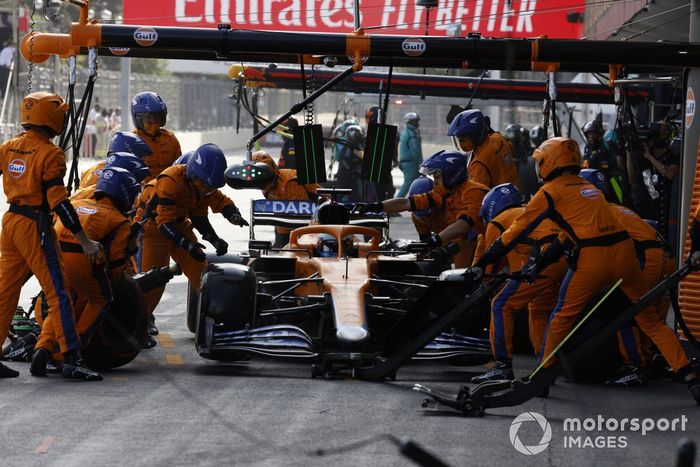 Daniel Ricciardo, McLaren MCL35M, en pits