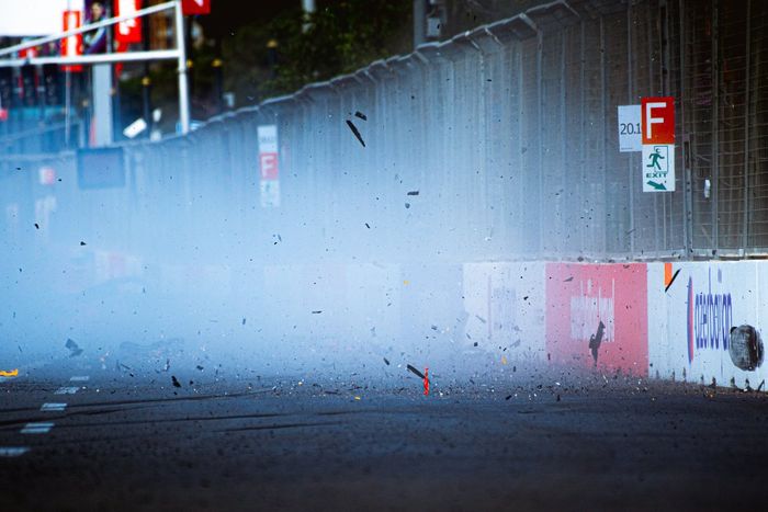 Escombros volando sobre la pista tras el accidente de Max Verstappen, Red Bull Racing RB16B  