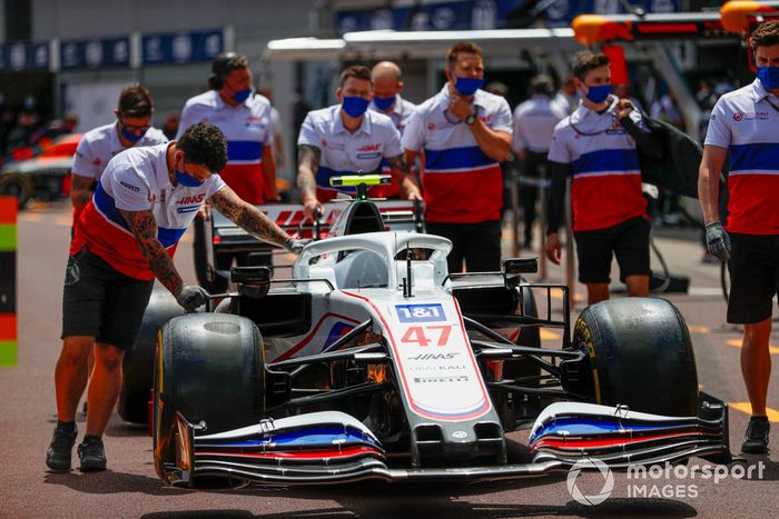 Mecánicos con el coche de Mick Schumacher, Haas VF-21