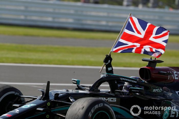 Ganador Lewis Hamilton, Mercedes W12 con la bandera de Gran Bretaña