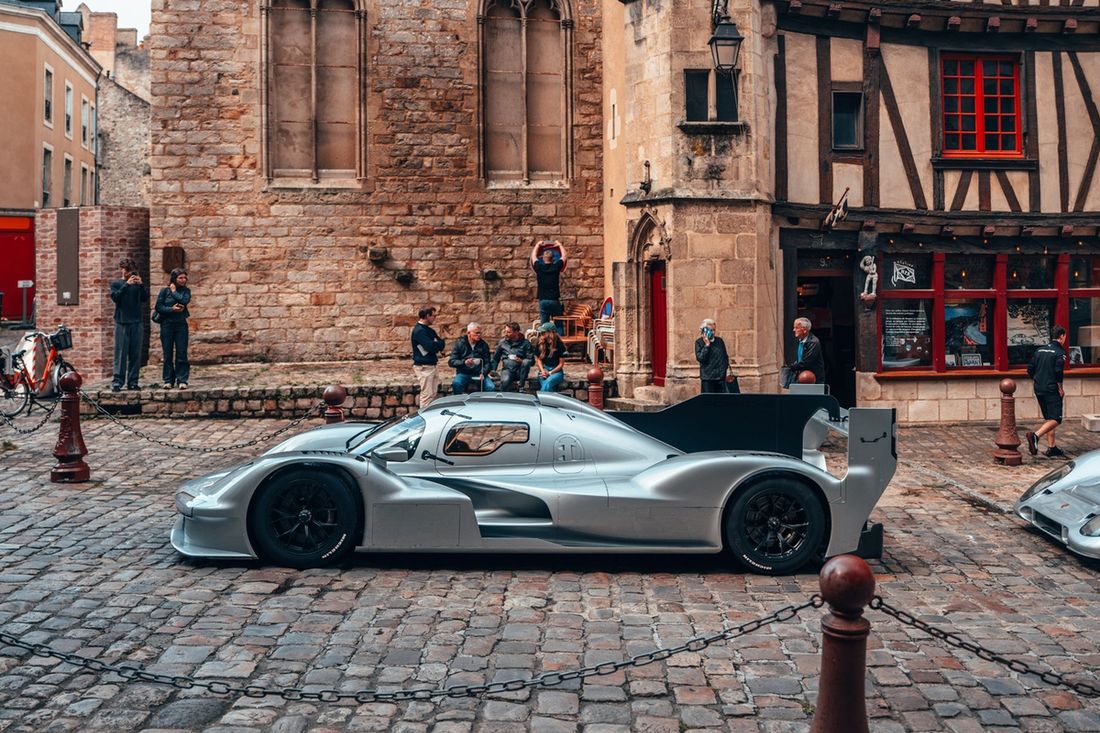 ポルシェ、公道走行可能な963 LMDhを公開 Automotive