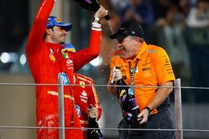 Carlos Sainz, Scuderia Ferrari, 2º classificado, serve champanhe a Zak Brown, Diretor Executivo da McLaren Racing, no pódio
