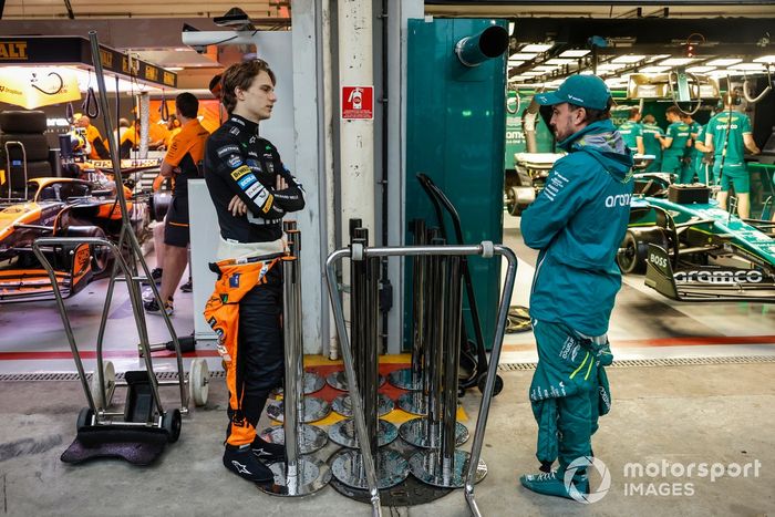Oscar Piastri, McLaren F1 Team, Fernando Alonso, Aston Martin F1 Team, charla en el pit lane 