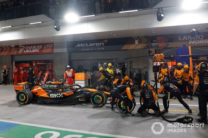 Lando Norris, McLaren MCL38, hace una parada en boxes