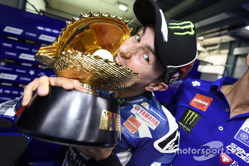 #7: Jorge Lorenzo (Yamaha) mit dem Siegerpokal