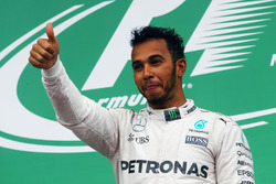 Переможець гонки Льюїс Хемілтон, Mercedes AMG F1 святкує на подіумі