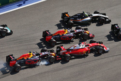 Авария на старте: Даниил Квят, Red Bull Racing RB12 и Себастьян Феттель, Ferrari SF16-H