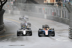 Pascal Wehrlein, Manor Racing MRT05 y Valtteri Bottas, Williams FW38 luchan por la posición