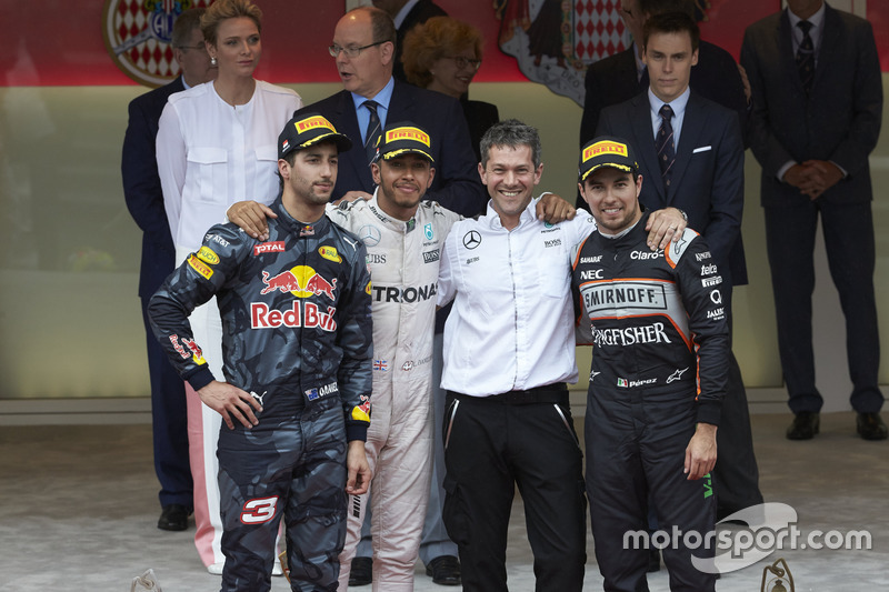 Podio: Daniel Ricciardo Red Bull Racing segundo lugar Lewis Hamilton, Mercedes AMG F1 ganador de la carrera y Sergio Pérez, Sahara Force India F1, tercer lugar con Nathan Davey, Mercedes AMG F1