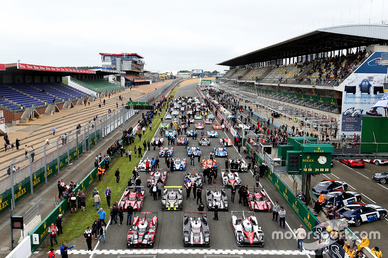 La sesión de fotos tradicional de los coches de Le Mans