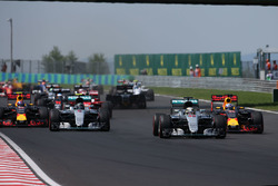 Lewis Hamilton, Mercedes AMG F1 W07 Hybrid, in Führung