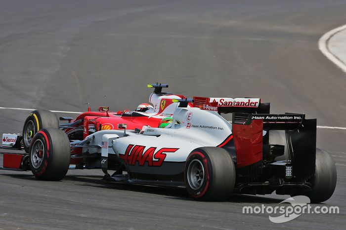 Esteban Gutierrez, Haas F1 Team VF-16 y Kimi Raikkonen, Ferrari SF16-H