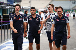 Данііл Квят, Scuderia Toro Rosso прогуюється по трасі з командою