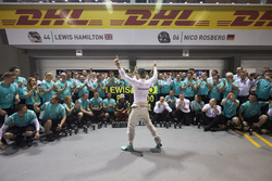 Nico Rosberg, Mercedes AMG F1 W07 Hybrid celebrate