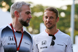Jenson Button, McLaren con Adam Cooper, addetto stampa McLaren