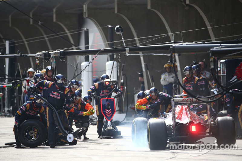 Carlos Sainz Jr., Scuderia Toro Rosso STR11 pit stop