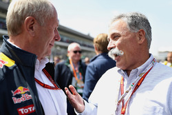 Chase Carey, voorzitter van de Formula One Group in gesprek met Dr Helmut Marko, Red Bull Racing Tea