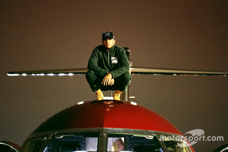 Lewis Hamilton posiert mit seinem Flugzeug