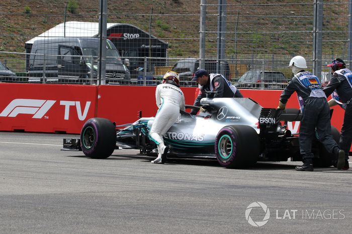 Lewis Hamilton, Mercedes-AMG F1 W09, se detiene y empuja su coche
