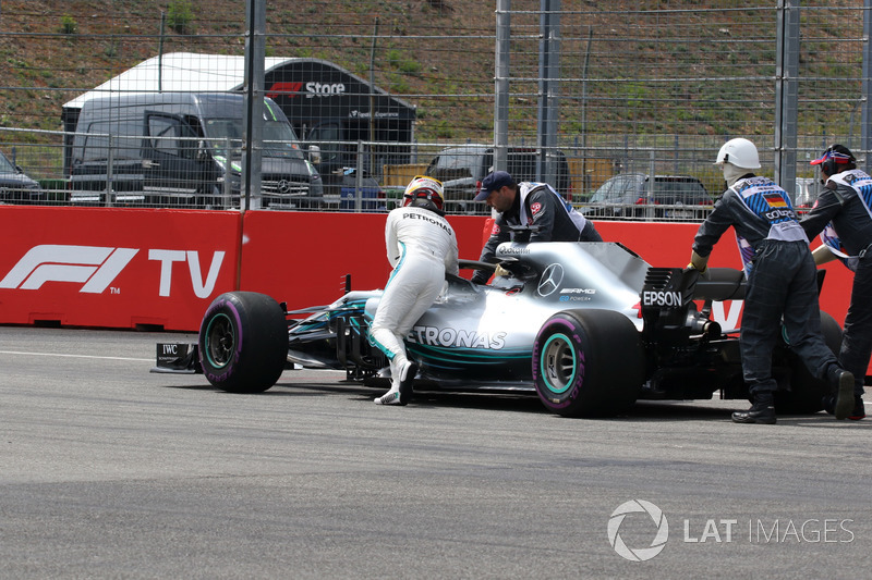 Lewis Hamilton, Mercedes-AMG F1 W09 stops on track and pushes his car