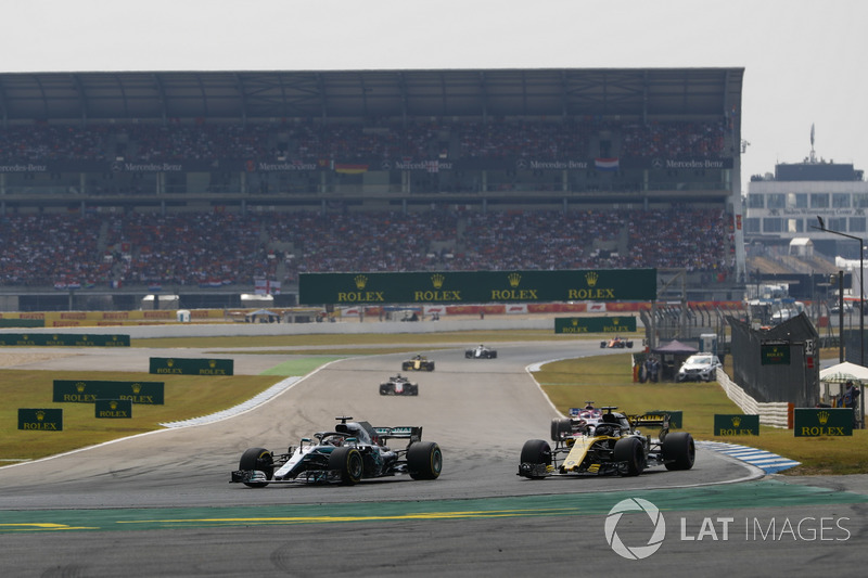 Lewis Hamilton, Mercedes AMG F1 W09, Nico Hulkenberg, Renault Sport F1 Team R.S. 18
