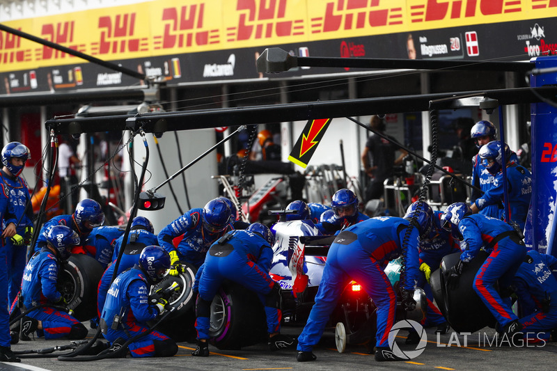 Brendon Hartley, Toro Rosso STR13, pit stop