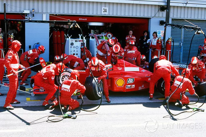 Al mismo tiempo, surgieron problemas en la parada en boxes de Irvine: el de Ferrari, que heredó el primer puesto, no paró en el lugar donde estaban sus mecánicos esperando, y los segundos que perdió le hicieron caer detrás de Coulthard. Más tarde, Irvine justificó su error en el pit lane diciendo que los mecánicos de McLaren le taparon su visión.
