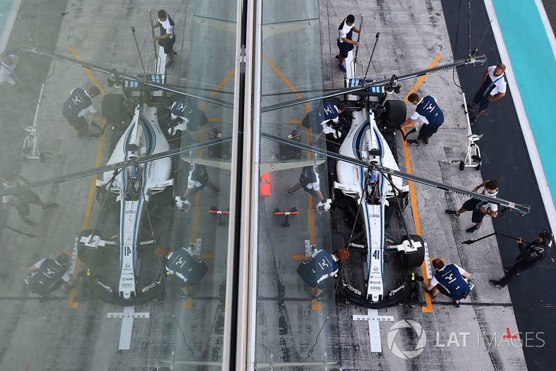 Sergey Sirotkin, Williams FW40 makes a practice pitstop
