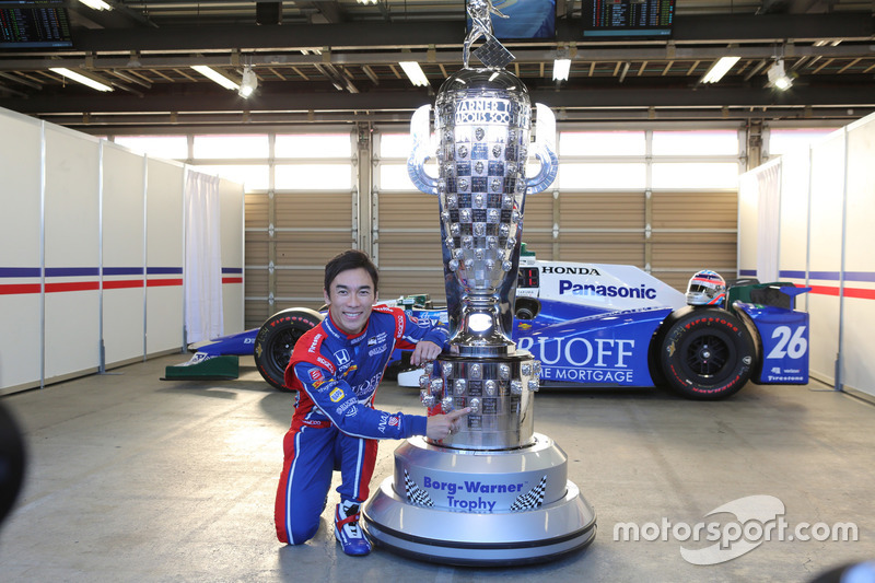 Takuma Sato dengan Trofi Borg Warner