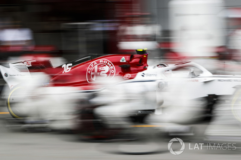 Charles Leclerc, Sauber C37 Ferrari, pit stop