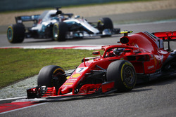 Kimi Raikkonen, Ferrari SF71H, Lewis Hamilton, Mercedes AMG F1 W09