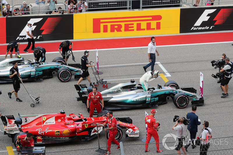 Ganador de la pole Lewis Hamilton, Mercedes-Benz F1 W08 celebra en parc ferme con Sebastian Vettel, Ferrari SF70H y Valtteri Bottas, Mercedes-Benz F1 W08