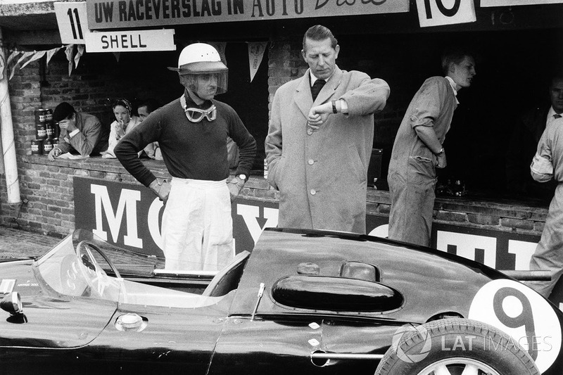 El propietario de equipo Rob Walker revisa los tiempos de su piloto Maurice Trintignant, Cooper T45-