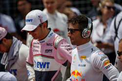 Esteban Ocon, Force India, e Daniel Ricciardo, Red Bull Racing, osservano l'inno nazionale