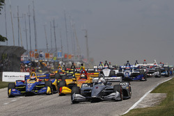 Josef Newgarden, Team Penske Chevrolet, Alexander Rossi, Andretti Autosport Honda, Ryan Hunter-Reay, Andretti Autosport Honda lead at the start, green flag