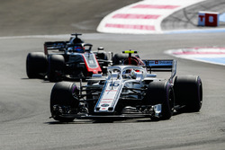 Шарль Леклер, Sauber C37, Ромен Грожан, Haas F1 Team VF-18