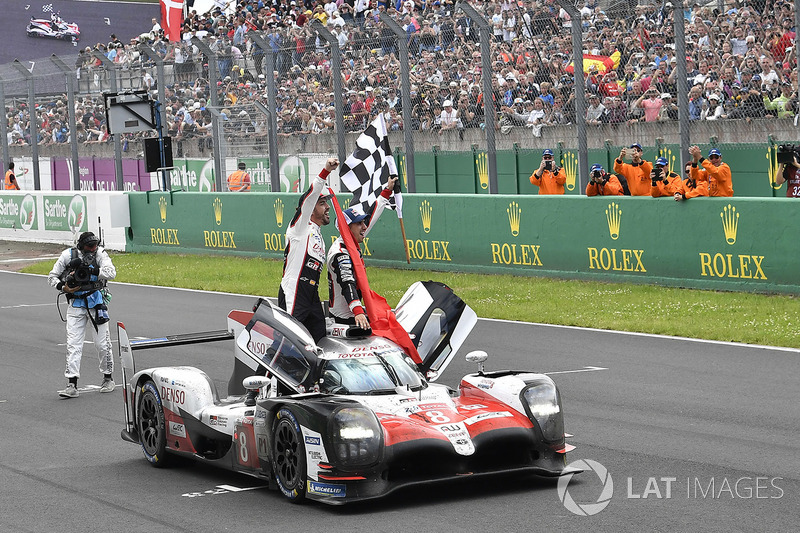 Les vainqueurs, l'équipage de la #8 Toyota Gazoo Racing Toyota TS050: Sébastien Buemi, Kazuki Nakajima, Fernando Alonso