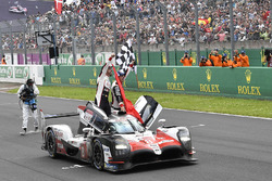 Les vainqueurs, l'équipage de la #8 Toyota Gazoo Racing Toyota TS050: Sébastien Buemi, Kazuki Nakajima, Fernando Alonso